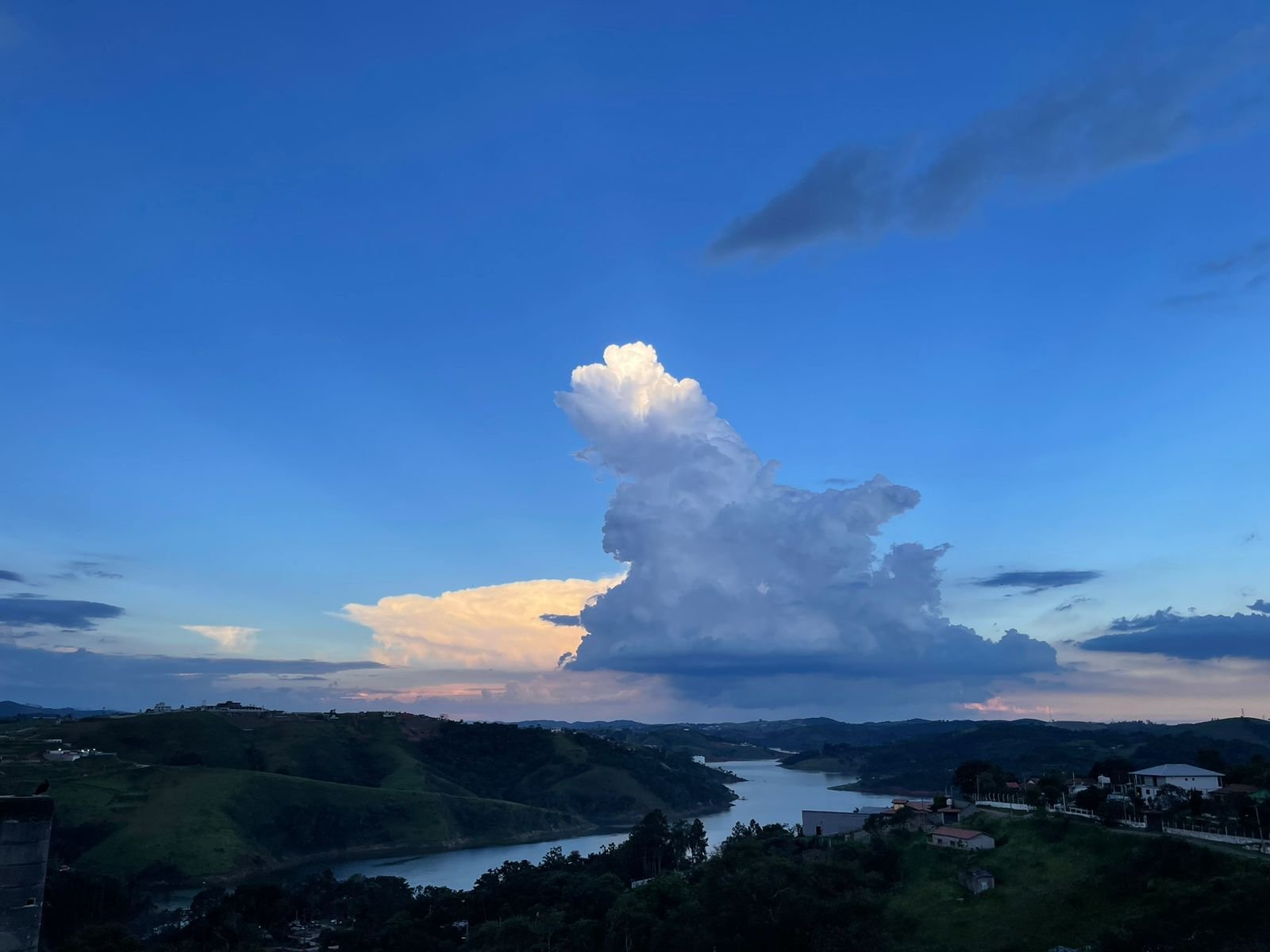 Pôr do sol na represa